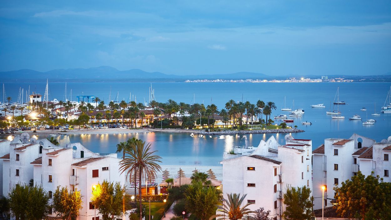 Alcúdia, el pueblo amurallado de Mallorca con una playa única perfecta para hacerse fotos que estuvo en manos de los Templarios.