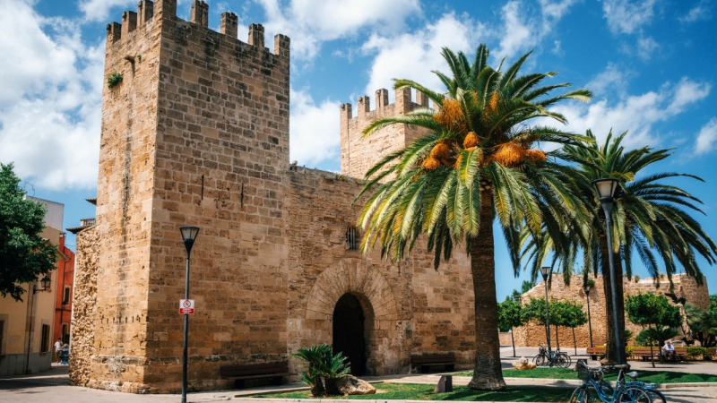 Porta des Moll, situada en el pueblo amurallado de Alcúdia, Mallorca.