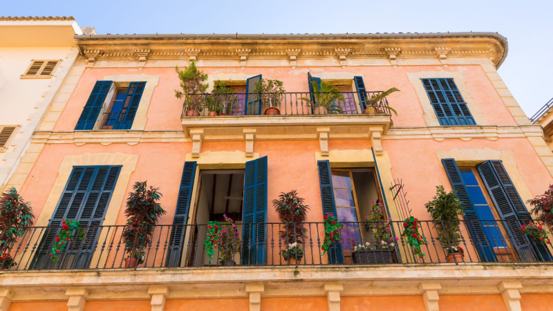 Casco urbano de Alcúdia (Mallorca) con sus características casas adornadas con flores.