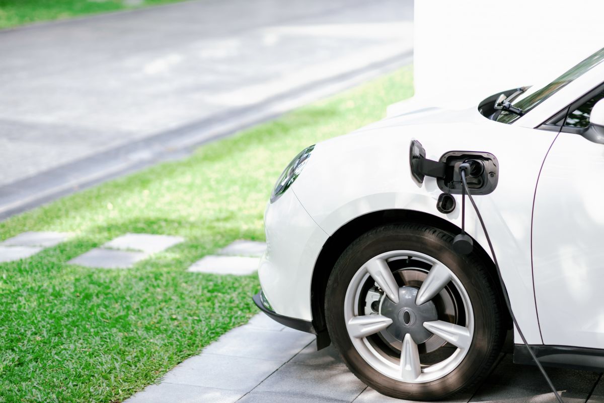 Un vehículo eléctrico en carga. Foto de 123RF pitinan