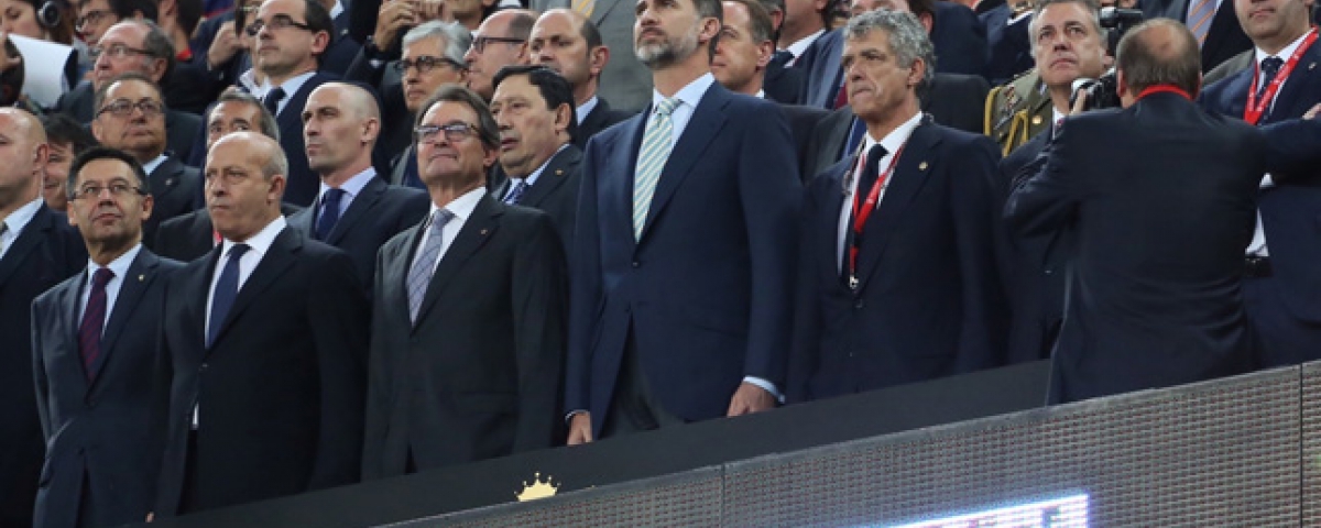 Artur Mas, entre Felipe VI y el ministro de Educación, José Ignacio Wert, durante una Final de la Copa del Rey.