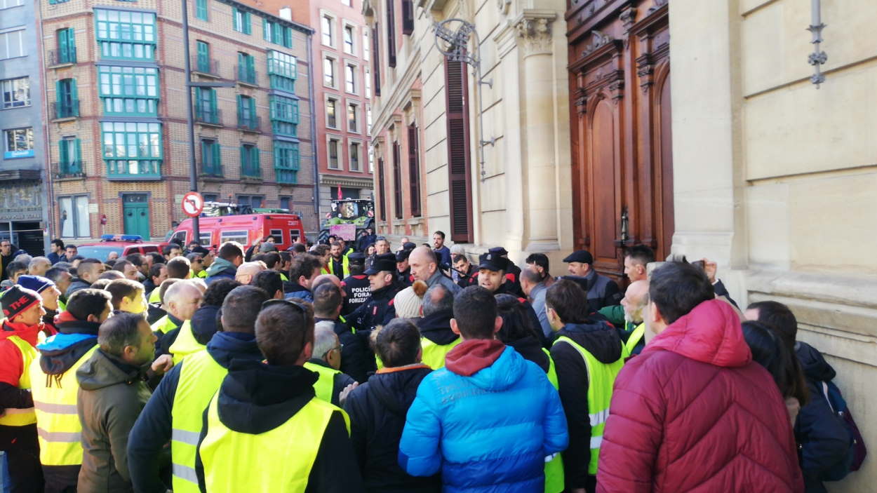 Agricultores navarros intentan asaltar el Parlamento. EP.