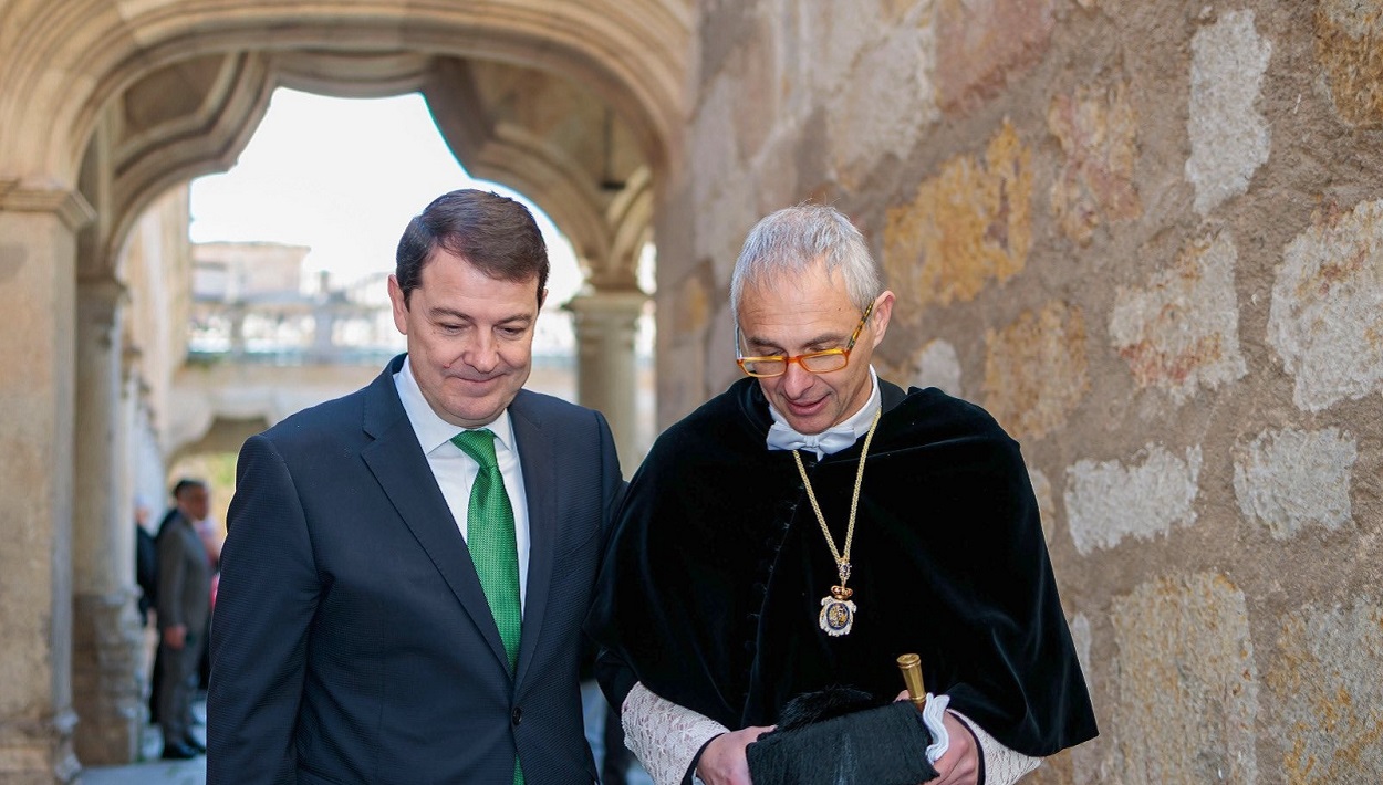 Alfonso Fernández Mañueco, junto al rector de la USAL, Ricardo Rivero. EP