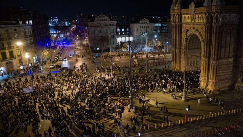 Miles de personas protestan durante la manifestación que abandera la Assemblea 8M por el 8M, Día Internacional de la Mujer, a 8 de marzo de marzo de 2023, en Barcelona, Catalunya (España).| EP
