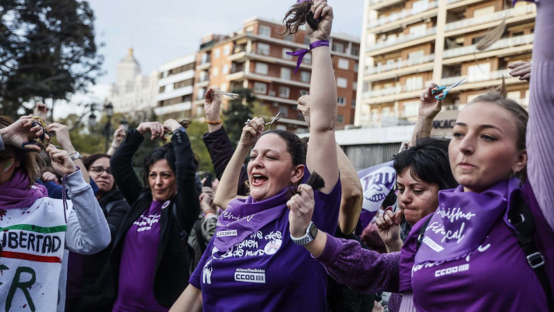 Varias mujeres realizan una acción colectiva de corte de pelo 'Tisorada al patriarcat' convocada por la Coordinadora Feminista de València por el 8M, Día Internacional de la Mujer, a 8 de marzo de marzo de 2023, en Valencia, Comunidad Valenciana (España). | EP