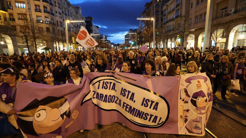 Varias mujeres protestan con una pancarta durante una manifestación convocada por la Comisión 8M y la Coordinadora de Organizaciones Feministas de Zaragoza, por el 8M, Día Internacional de la Mujer, desde la Glorieta Sasera y la plaza de Aragón, a 8 de marzo de 2023, en Zaragoza, Aragón (España). 
