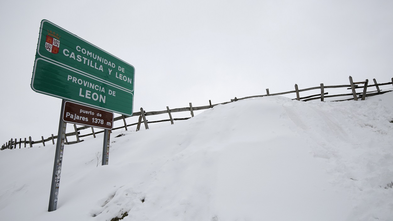 Puerto de Pajares, en León con varios centímetros de nieve. EP