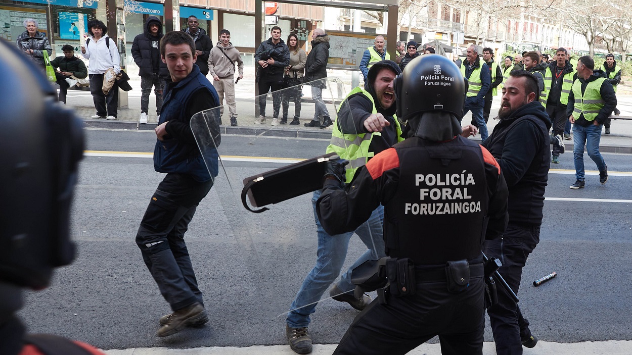 Enfrentamiento entre Policía y agricultores en las inmediaciones del Parlamento Navarro este jueves. EP