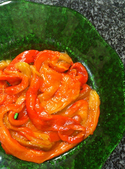 Entremeses variados y arroz con alcachofas y alitas de pollo