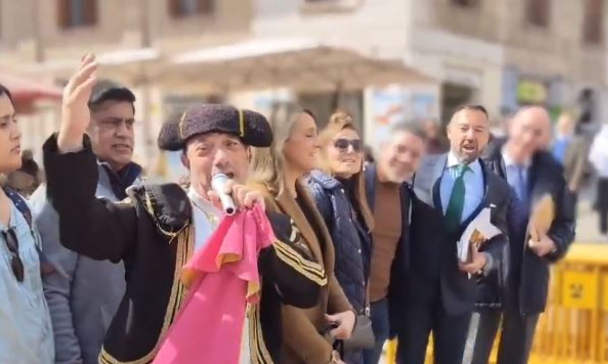 Ridículo de la ultraderecha en Valencia Vox se mofa del 8M cantando 'Que viva España' con un hombre disfrazado de torero.