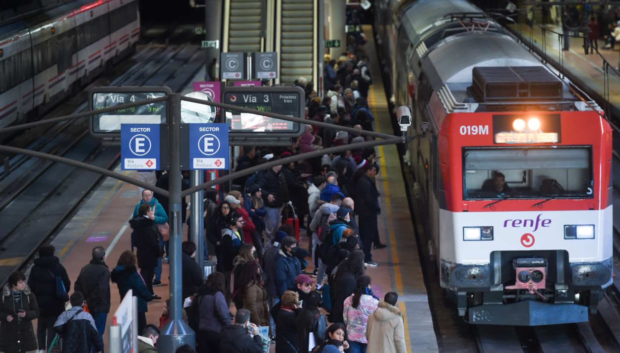 Pasajeros en la estación de Atocha esperando al Cercanías. EP