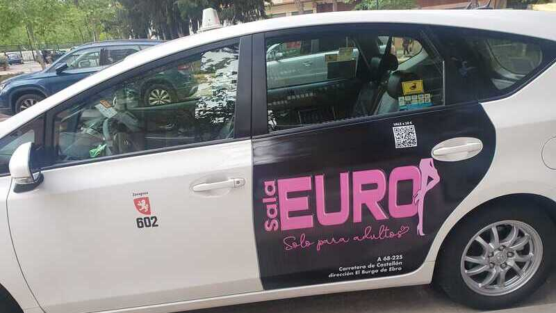 Taxi con el anuncio de un club de alterne en Zaragoza