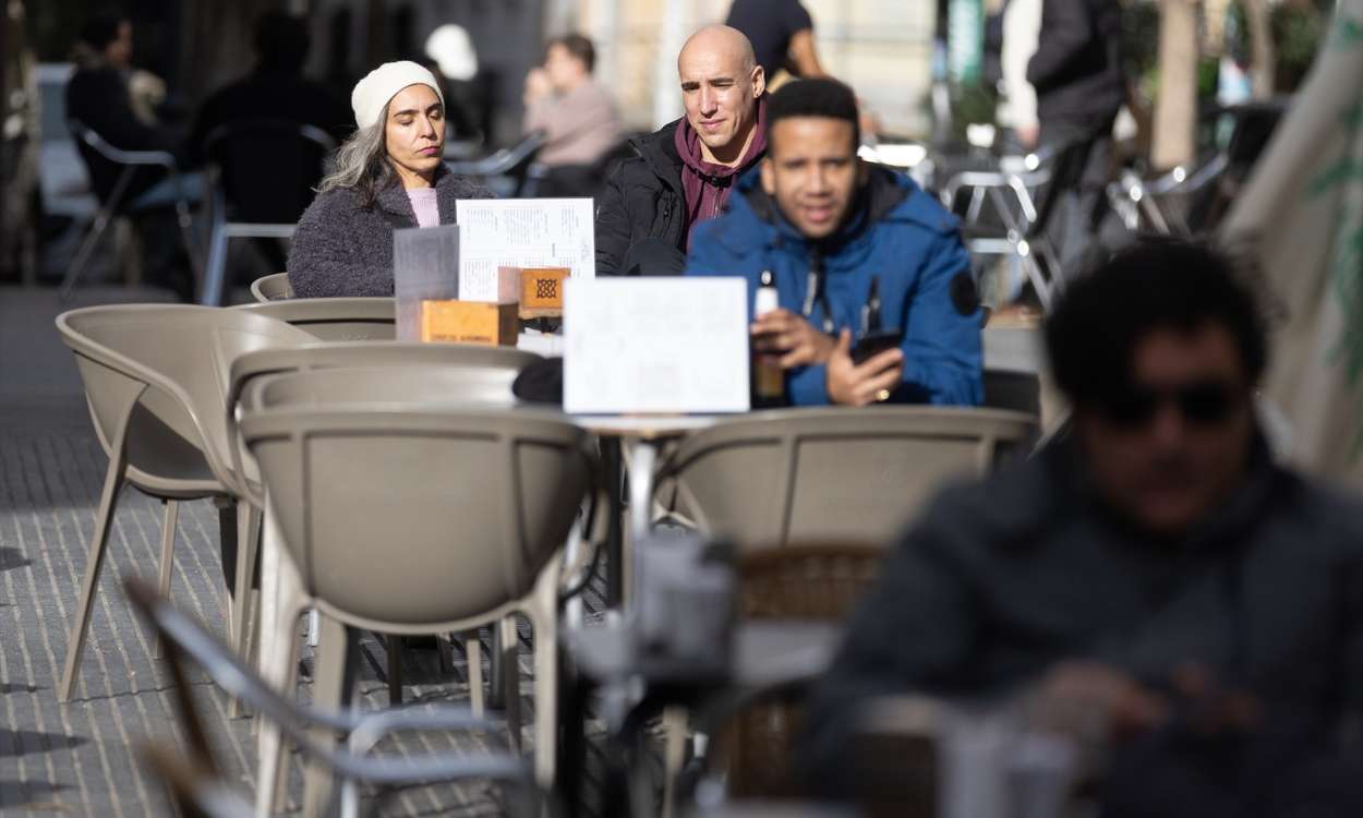 Varias personas en la terraza de una bar, a 4 de diciembre de 2023, en Madrid (España) | EP