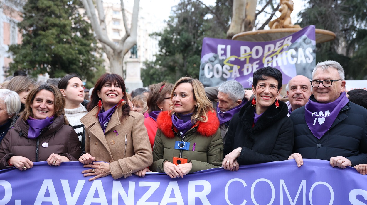 La ministra de Igualdad, Ana Redondo, junto a Pilar Alegría, Teresa Ribera, Elma Saiz y Nicholas Schmit. EP
