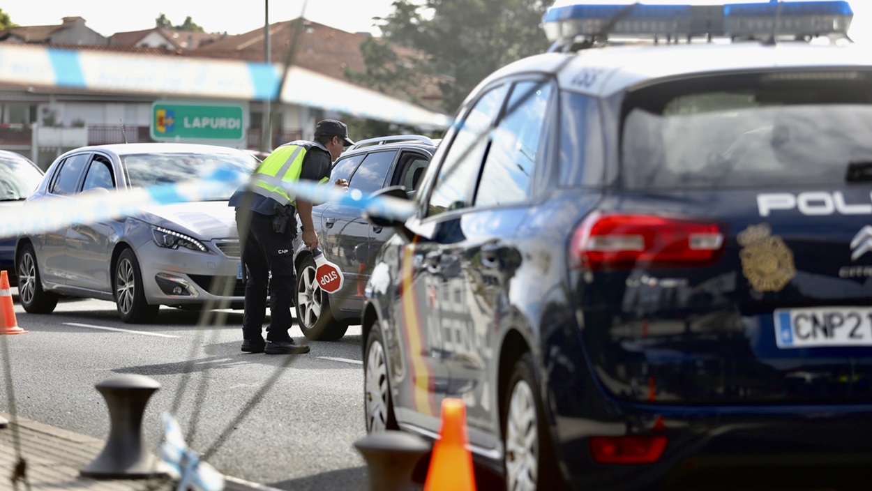 Un agente de la Policía Nacional durante un control policial. EP/Archivo.