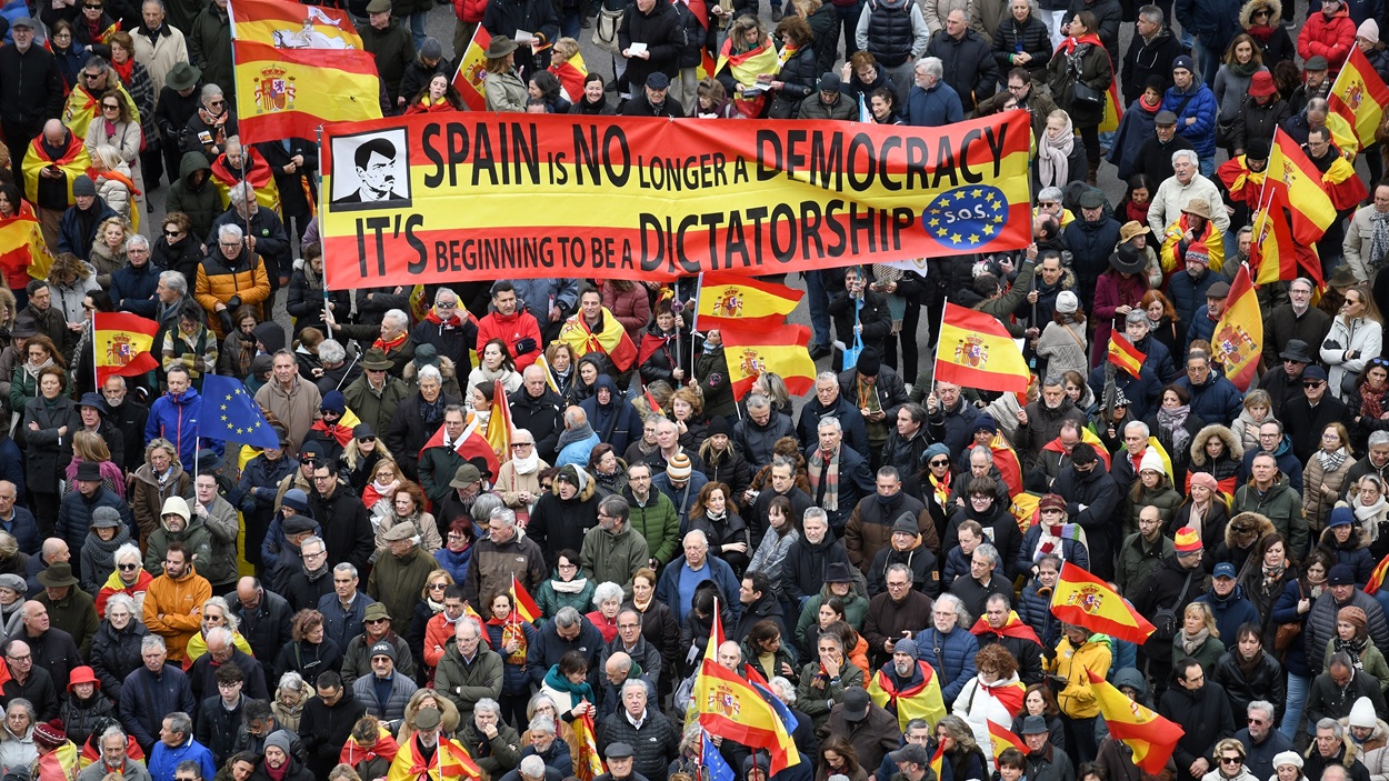 Decenas de personas durante una concentración donde piden la dimisión de Pedro Sánchez, en la Plaza de Cibeles, a 9 de marzo de 2024, en Madrid (España). EP.