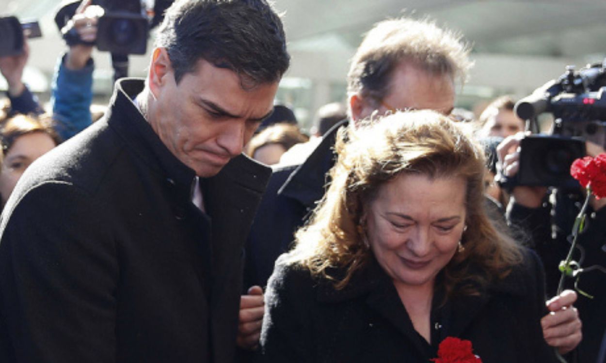 Pedro Sánchez y Pilar Manjón durante un homenaje a las víctimas del 11M en 2016.