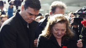 Pedro Sánchez y Pilar Manjón durante un homenaje a las víctimas del 11M en 2016.