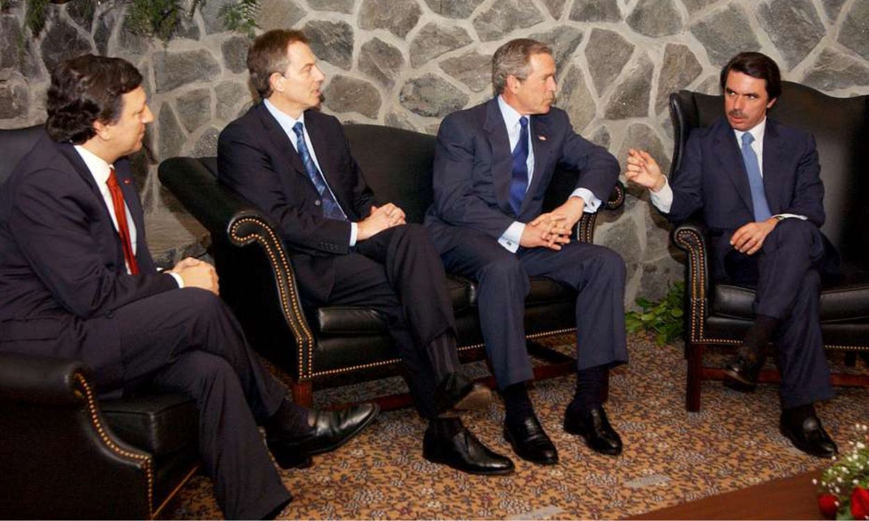 José Manuel Durão Barroso junto al trío de las azores Tony Blair, George Bush y José María Aznar