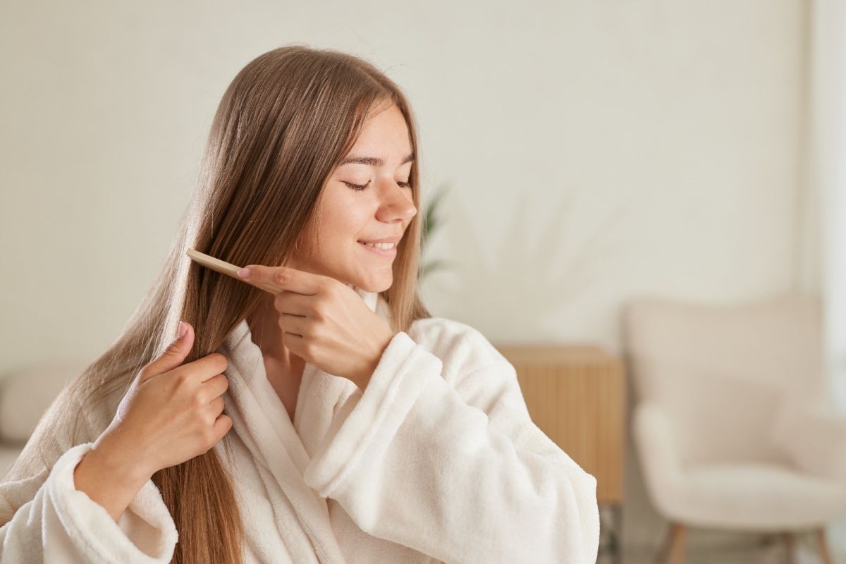 Una mujer se cepilla la melena tras lavarse el pelo