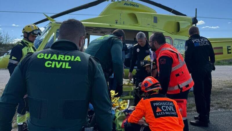 Varios efectivos atienden a uno de los heridos tras el accidente. EP