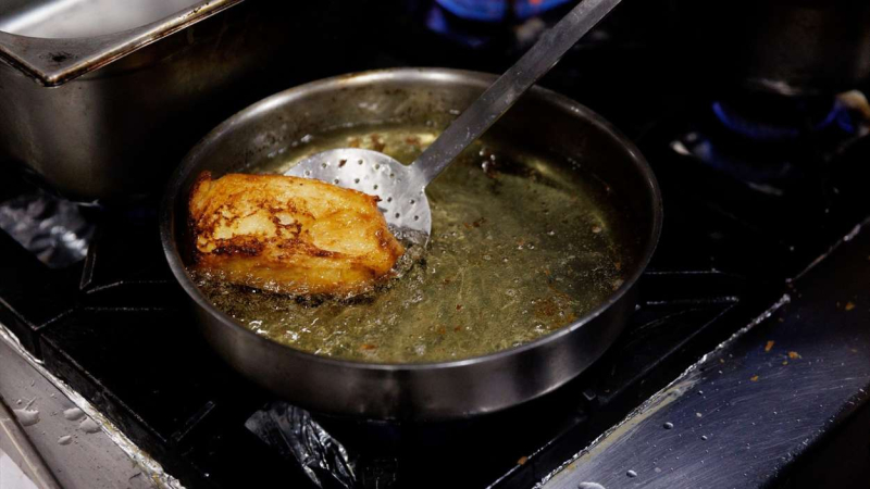 Hay que freír las torrijas es una sartén con aceite