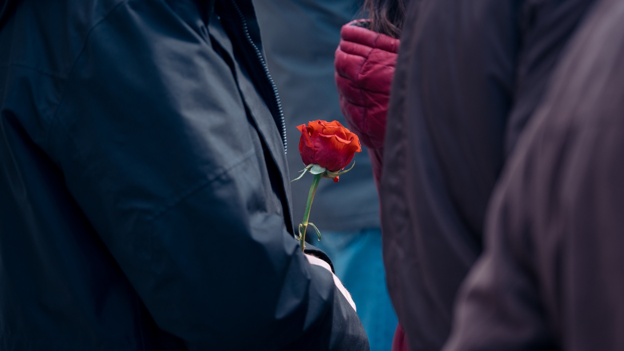 Una corona de flores junto a la placa conmemorativa que homenajea a las víctimas del atentado del 11M en su 20 aniversario, en la calle Téllez. EP.