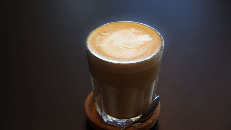 ¿Cómo se prepara el café flat white? 