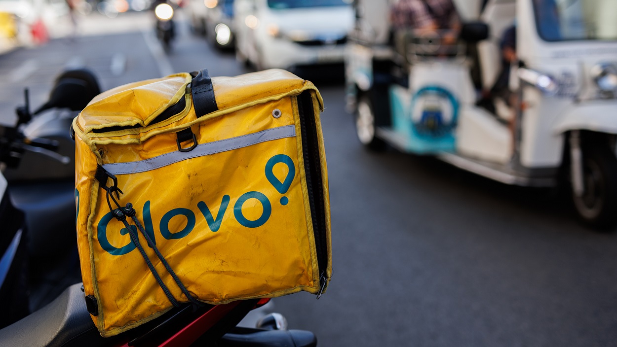 Una mochila de Glovo por una calle del centro de Madrid. EP/Archivo.