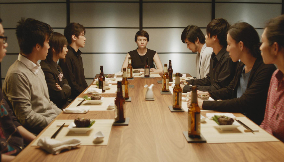 Amélie (Pauline Étienne) durante la cena con los amigos de Rinri