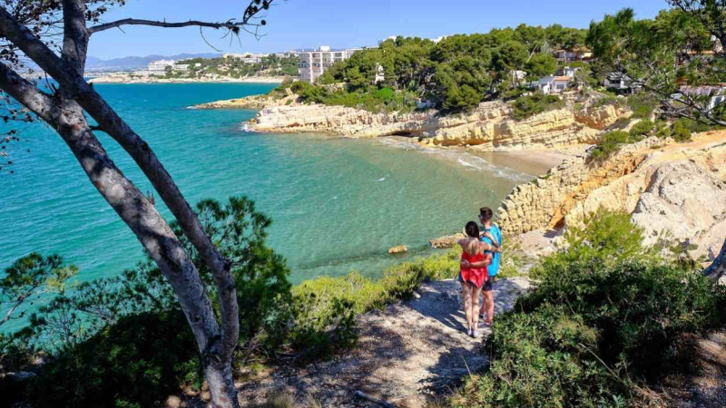 Una pareja admira la Costa de Salou. EP Una pareja admira la Costa de Salou. EP