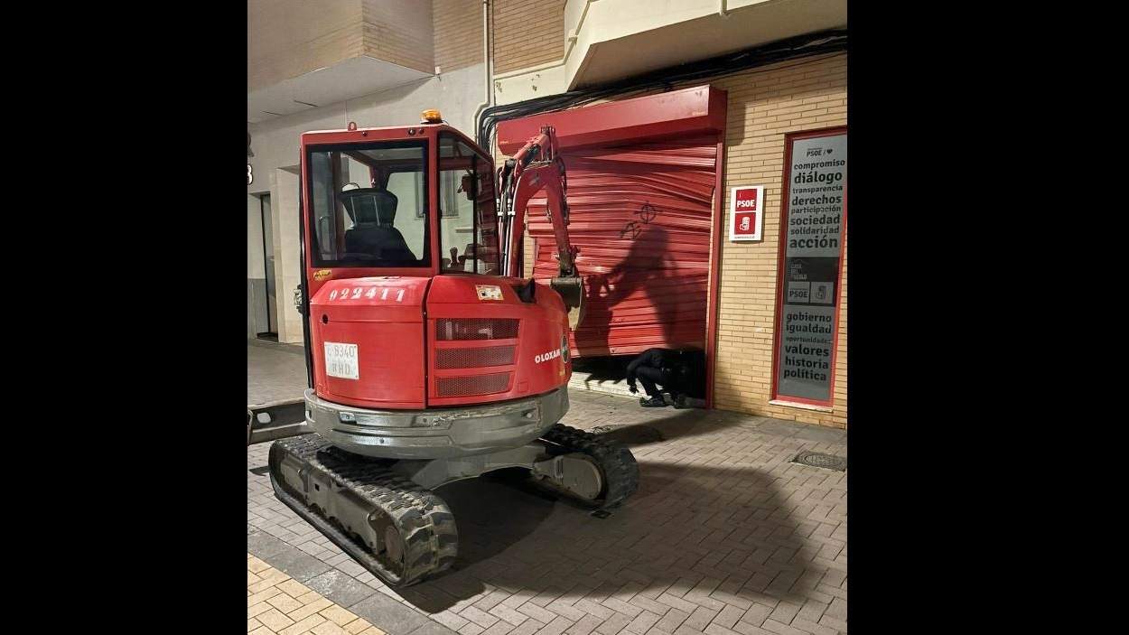 Estallan con una excavadora la puerta de la sede del PSOE de Almendralejo, Badajoz. EP