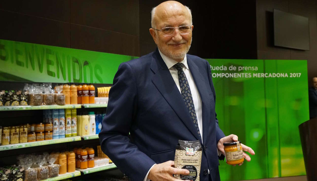 Juan Roig, presidente de Mercadona, sostiene dos de los productos vendidos en sus supermercados. EP