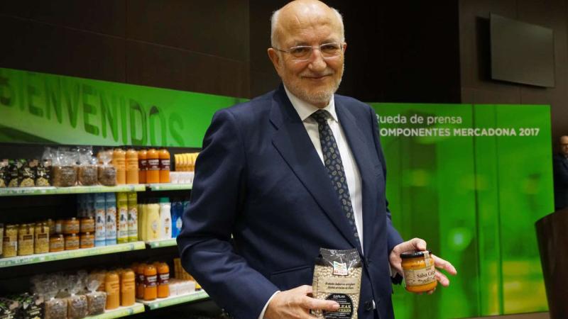 Juan Roig, presidente de Mercadona, sostiene dos de los productos vendidos en sus supermercados. EP
