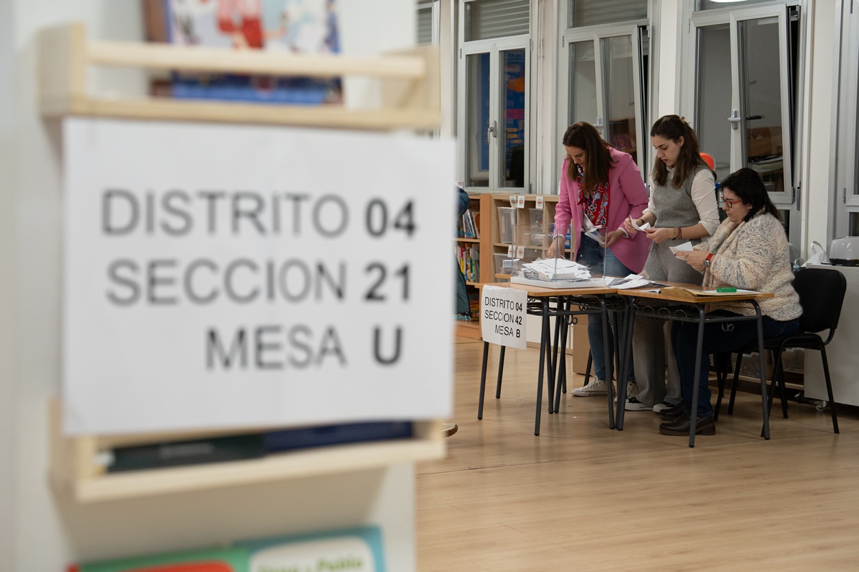 Imagen del momento del escrutinio en un colegio electoral de Vigo, Pontevedra, el pasado 18 de febrero (Foto: Europa Press).