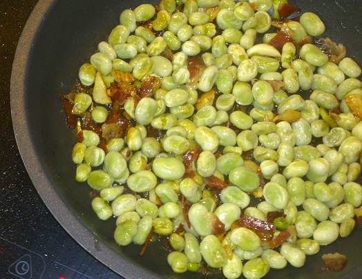 Habitas tiernas en su jugo con jamón y conejo empanado con patatas