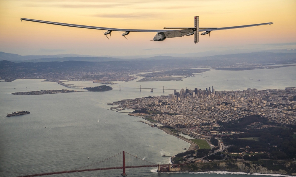 El avión solar Impulse sobrevolando la bahía de San Francisco.