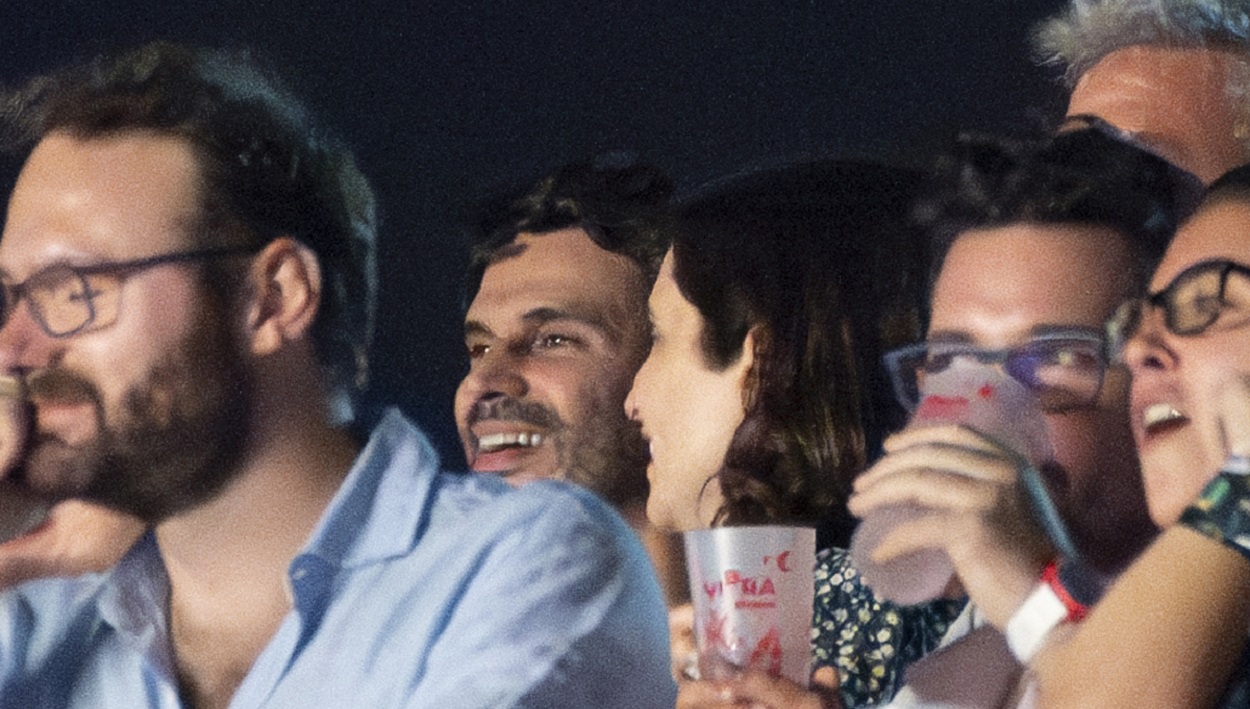 Isabel Díaz Ayuso y su pareja, Alberto González, disfrutando de un concierto. EP