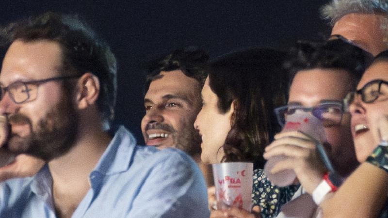Isabel Díaz Ayuso y su pareja, Alberto González, disfrutando de un concierto. EP