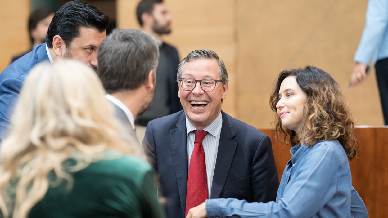 La presidenta de la Comunidad de Madrid, Isabel Díaz Ayuso, y el secretario general del PP de Madrid, Alfonso Serano