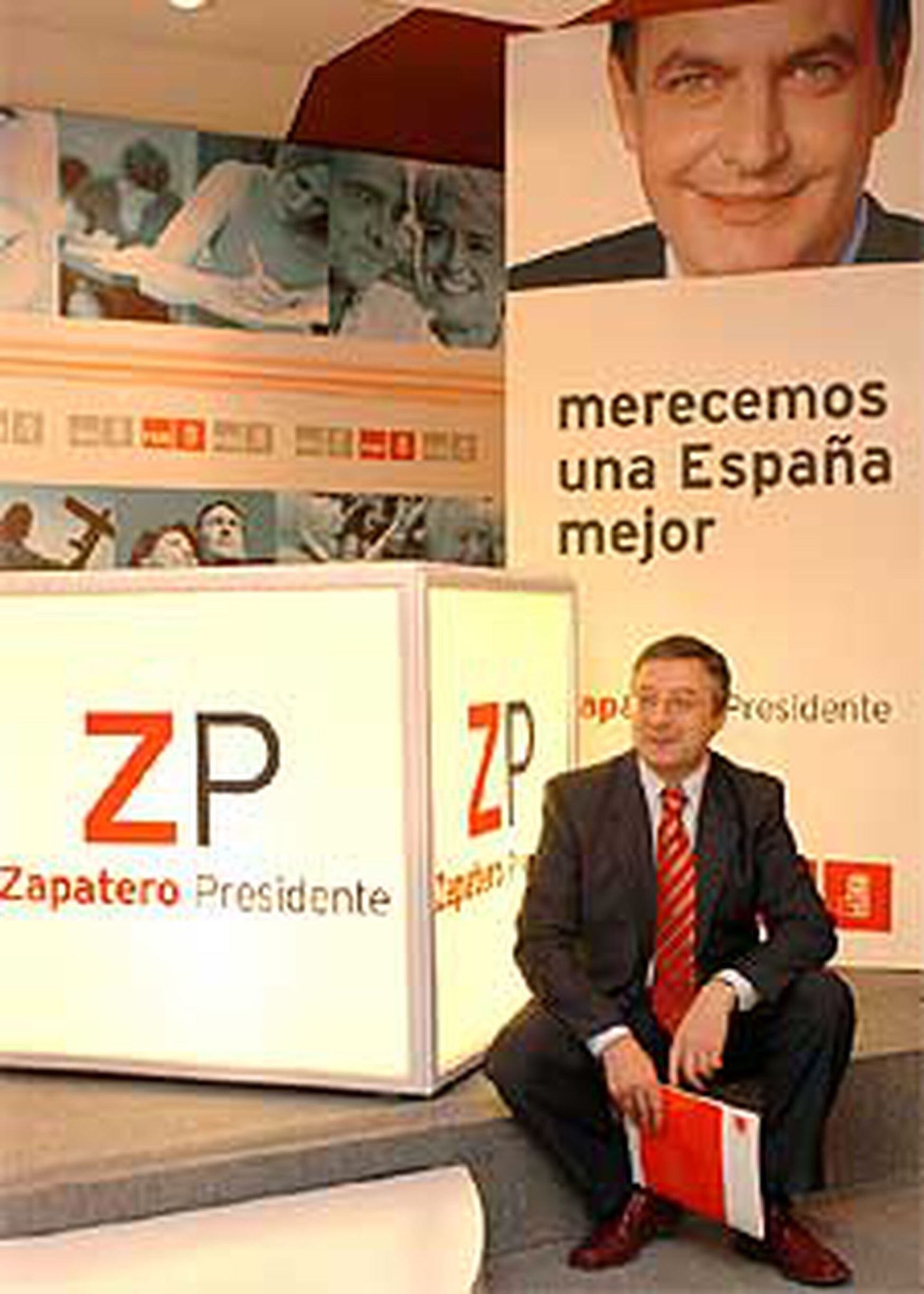 Imagen de archivo. El entonces secretario de Organización, José Blanco posa junto a los carteles del PSOE para las elecciones con el logotipo ZP, Zapatero presidente. EP