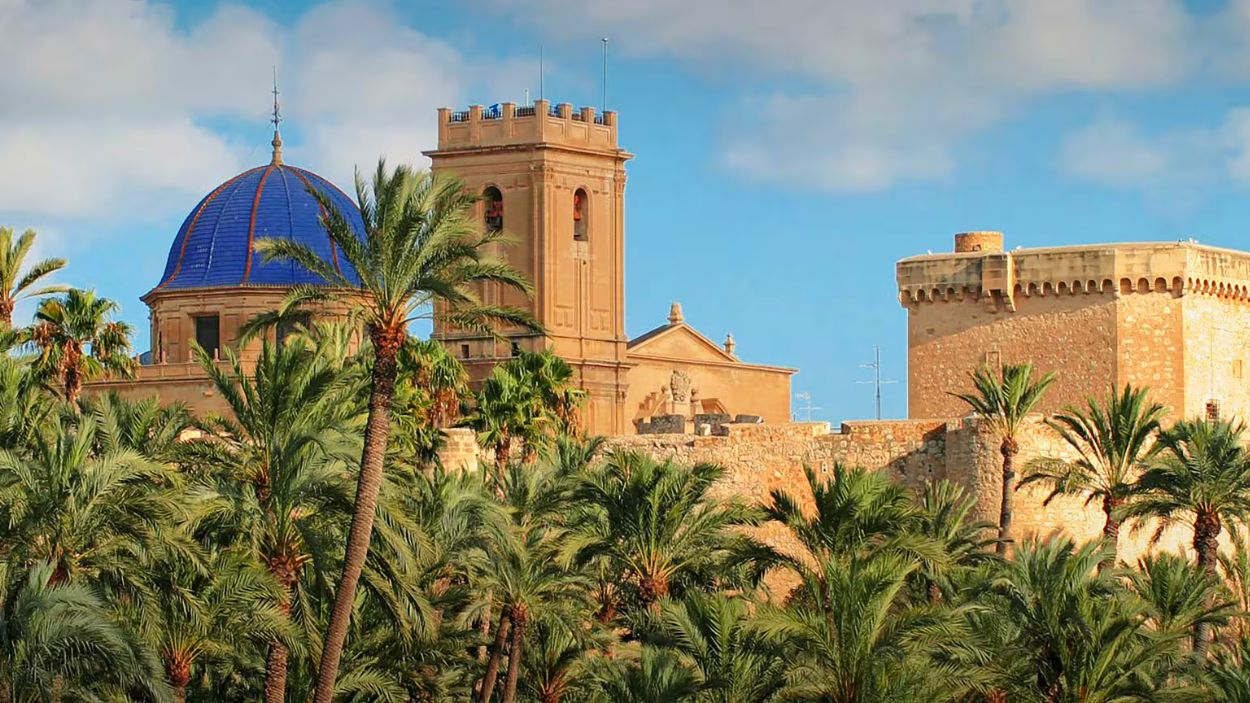 Elche tiene el palmeral más grande de Europa y fue la ciudad que consiguió echar a los piratas de la costa mediterránea. Portal de turismo de España