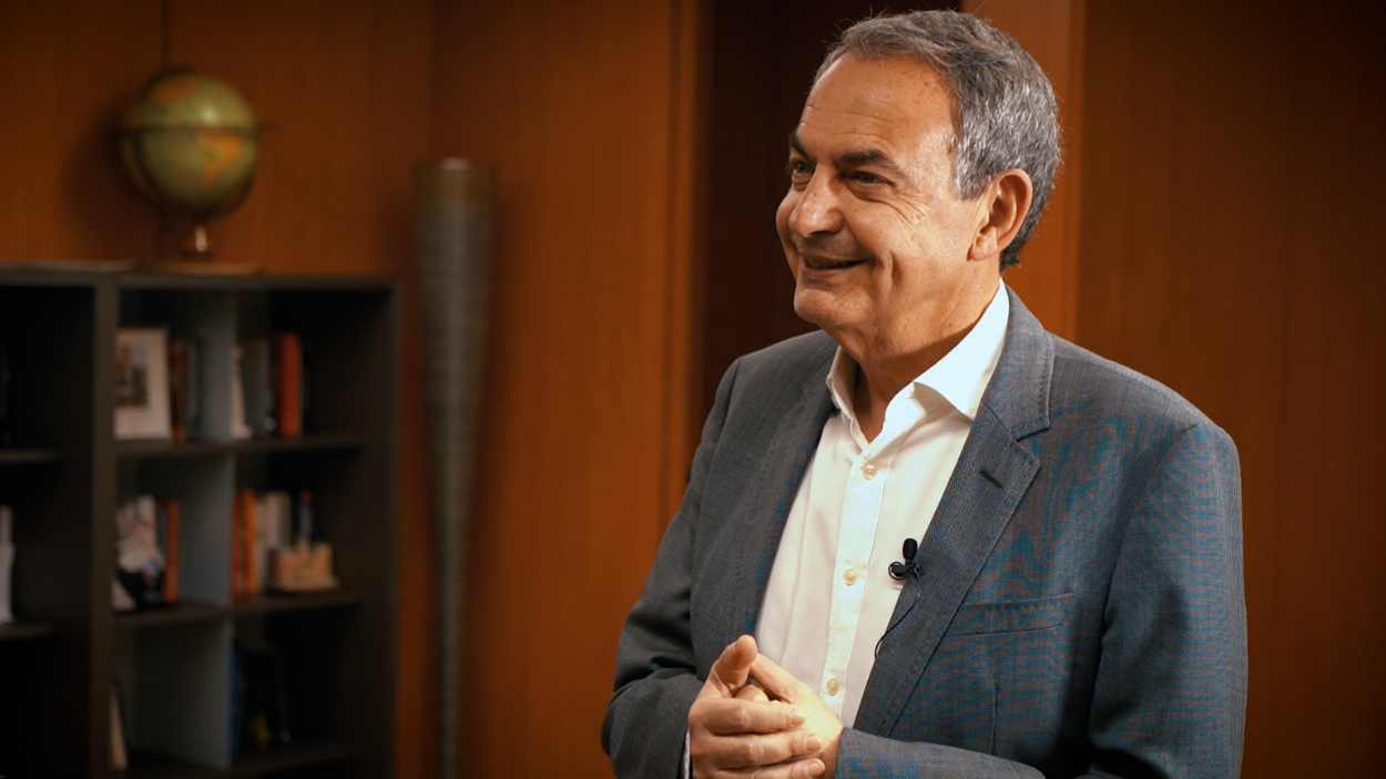 Zapatero recuerda su victoria electoral en el despacho del secretario general del PSOE