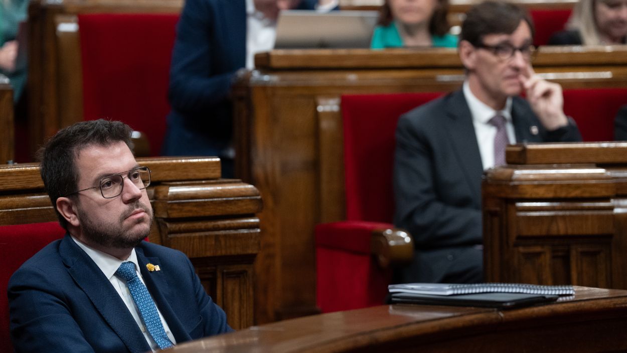 El presidente de la Generalitat de Catalunya, Pere Aragonés (i), y el líder del PSC, Salvador Illa (d), durante el pleno del debate a la totalidad de Presupuestos 2024 en el Parlament, a 13 de mar