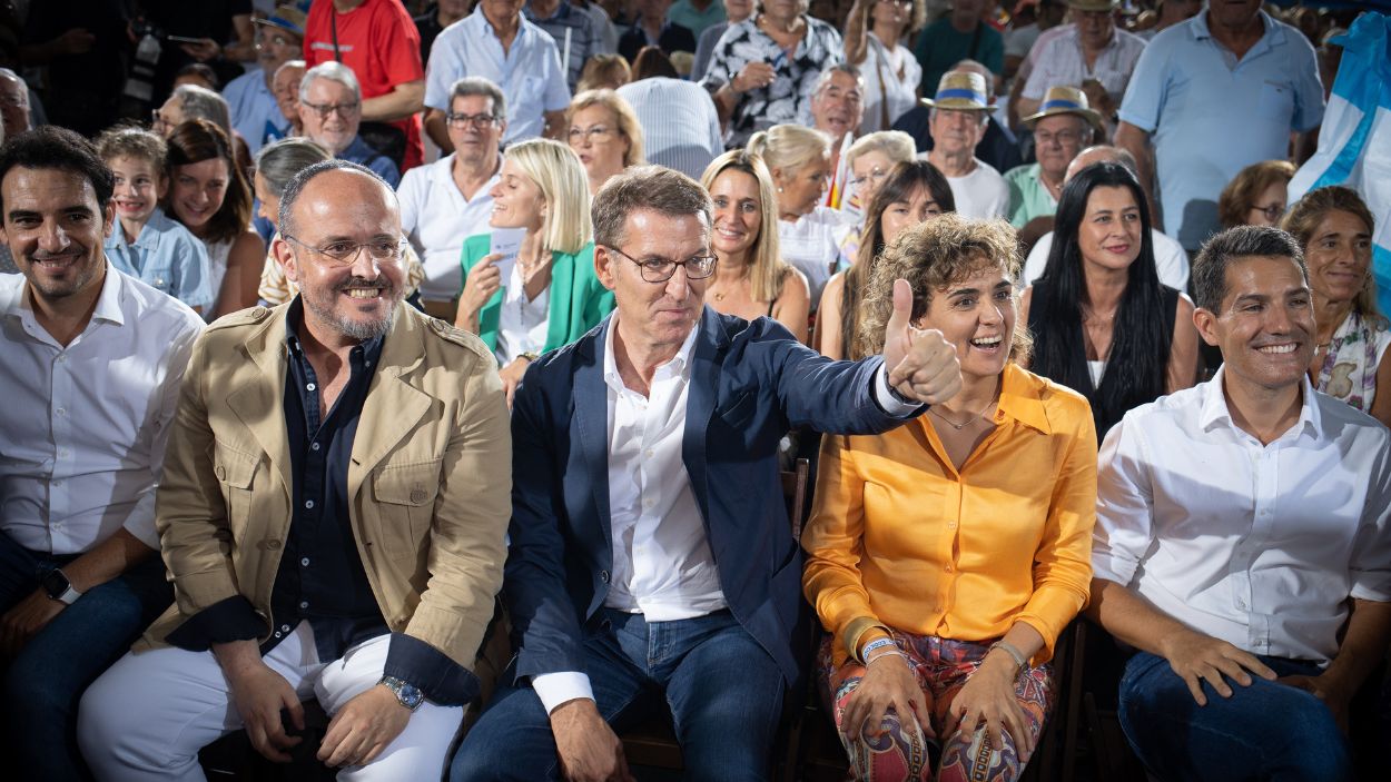 Alberto Núñez Feijóo con cargos del PP catalán en un acto de campaña. EP.