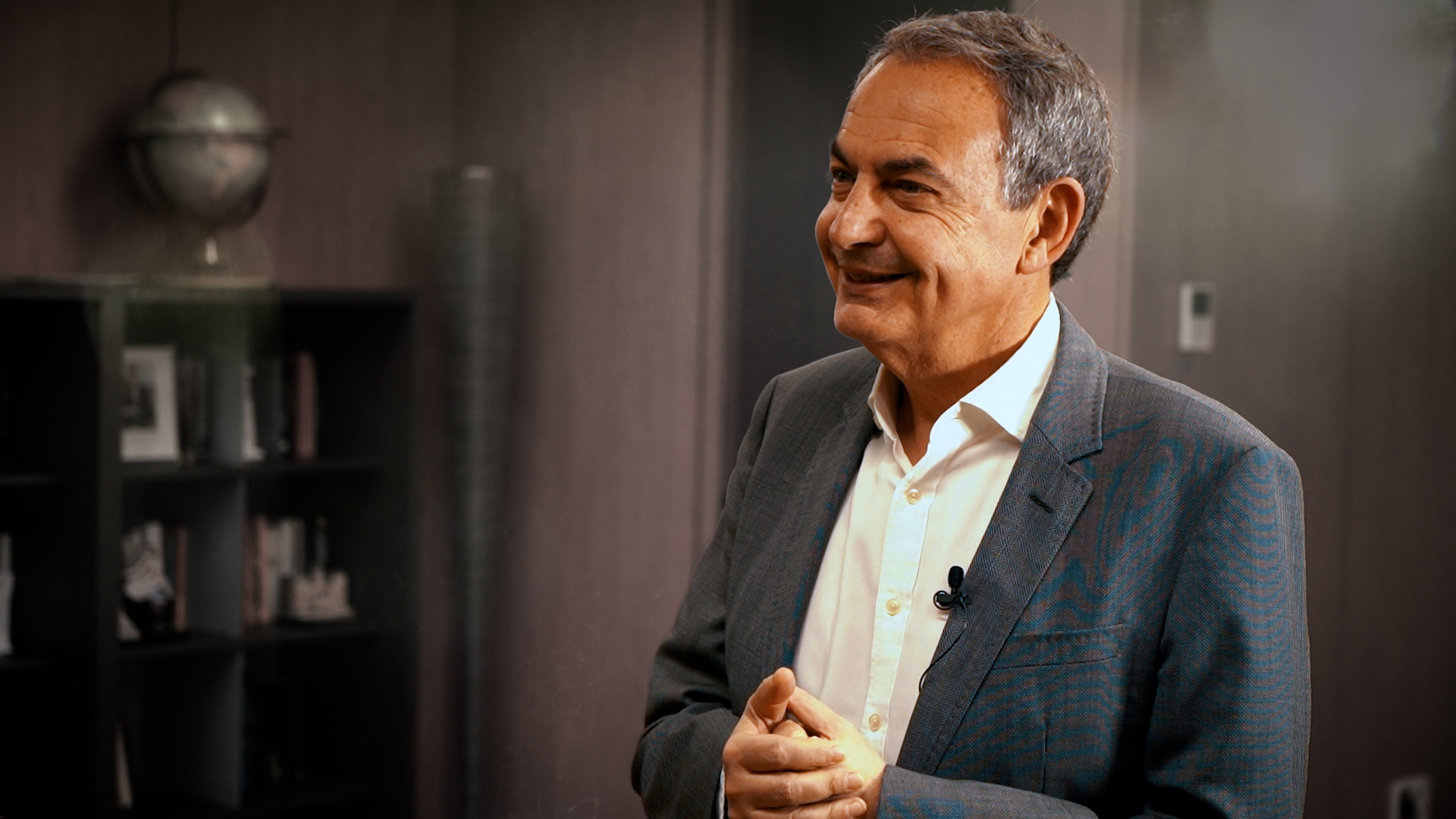 Zapatero recuerda su victoria desde despacho del secretario general del PSOE