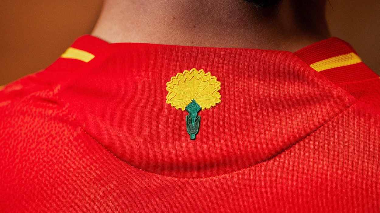 Por qué la Selección Española lleva un clavel en la camiseta para la Eurocopa. Adidas