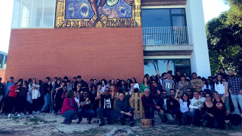 Fermín Muguruza posa con los alumnos del IES Joan Fuster frente a su mural. X
