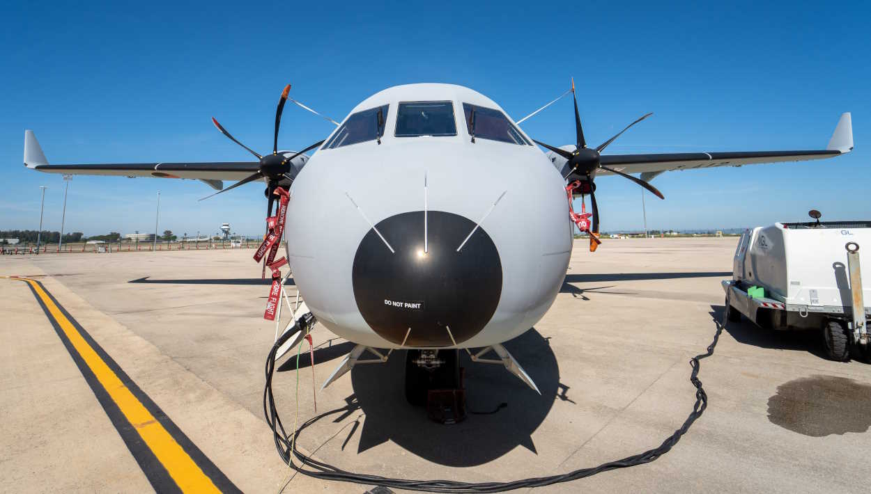 Un avión en el aeropuerto de Sevilla. EP