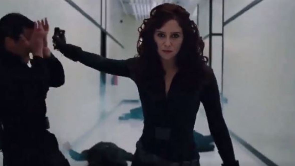 Ayuso, en el montaje difundido por la derecha como si fuera Viuda Negra, superheroína de Marvel.